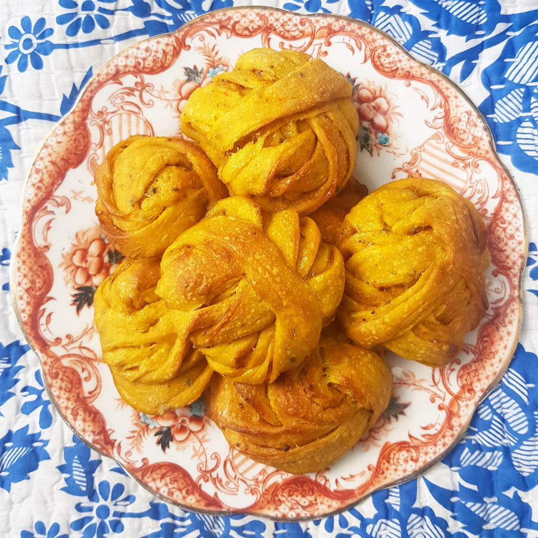Sourdough Saffron & Cardamom Buns (vegan!) - Wunder Workshop