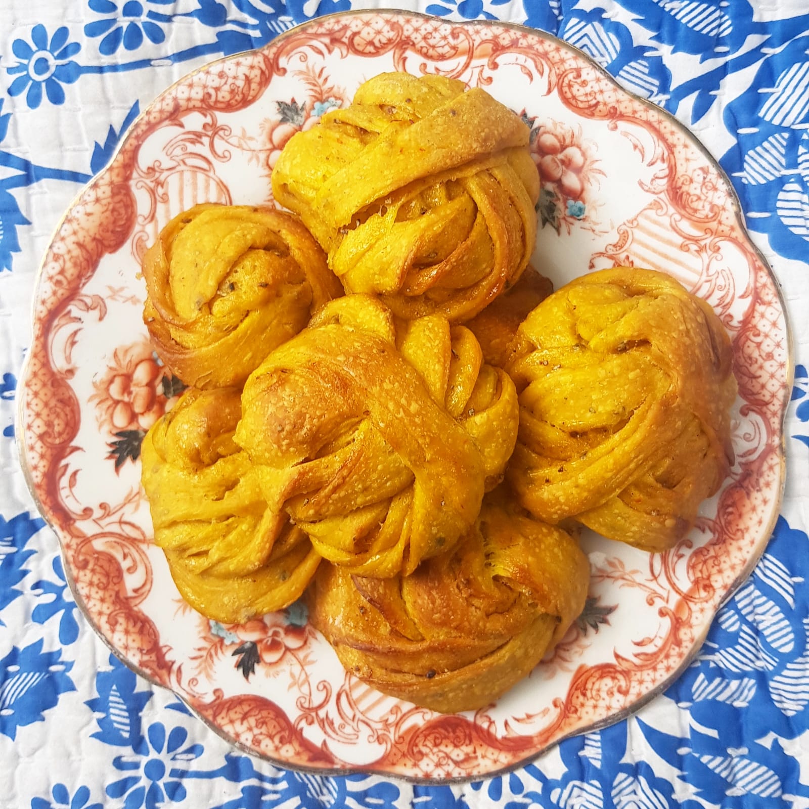 Golden Saffron Cardamom buns Wunder Workshop